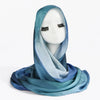 Un foulard hijab en satin de soie bleu clair drapé sur la tête d'un mannequin blanc.