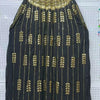 Schwarzes Batwing-Robekleid heavily verziert mit goldenen Pailletten und Stickereien