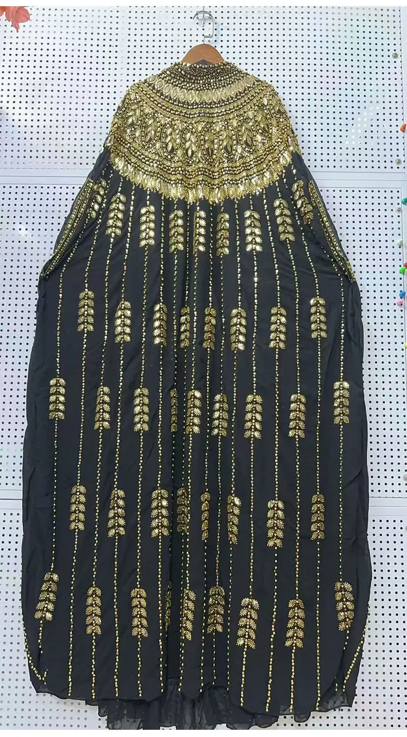 Schwarzes Batwing-Robekleid heavily verziert mit goldenen Pailletten und Stickereien