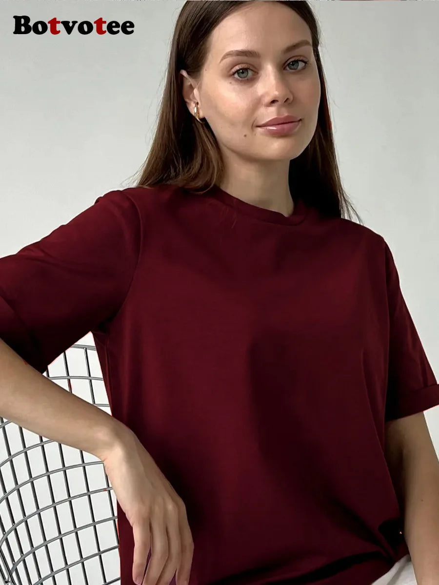 Una modelo vistiendo una camiseta básica de algodón oversize color granate para el verano.