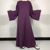 Une robe abaya violette simple exposée sur un mannequin.