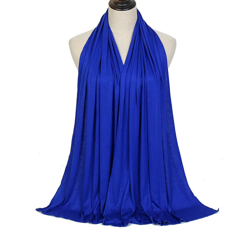 Pañuelo de gasa de algodón premium azul real vibrante drapeado alrededor del cuello de un maniquí.