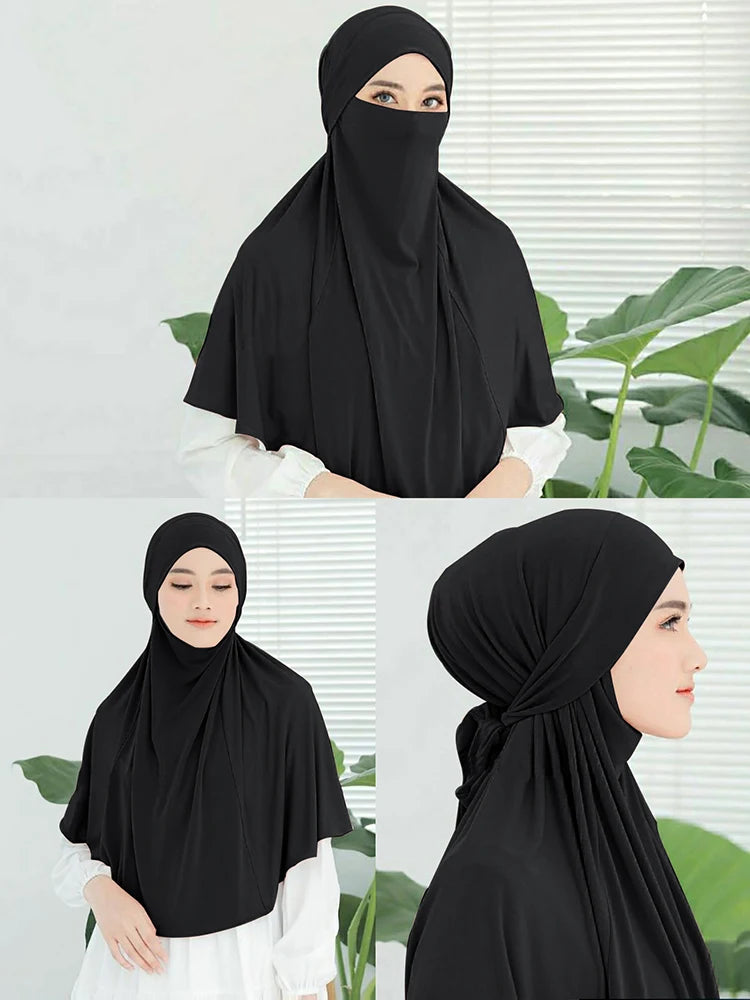 Eine Frau trägt einen schwarzen Instant-Turban-Hijab für Frauen, in voller Ansicht und Nahaufnahme.