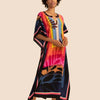 Eine Frau modelliert ein farbenfrohes marokkanisches Batwing Kaftan-Überkleid mit lebhaften floralen und geometrischen Muster