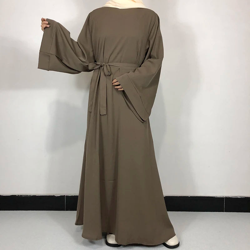 Robe Nida Abaya vert olive, longue, avec ceinture, vue de dos.