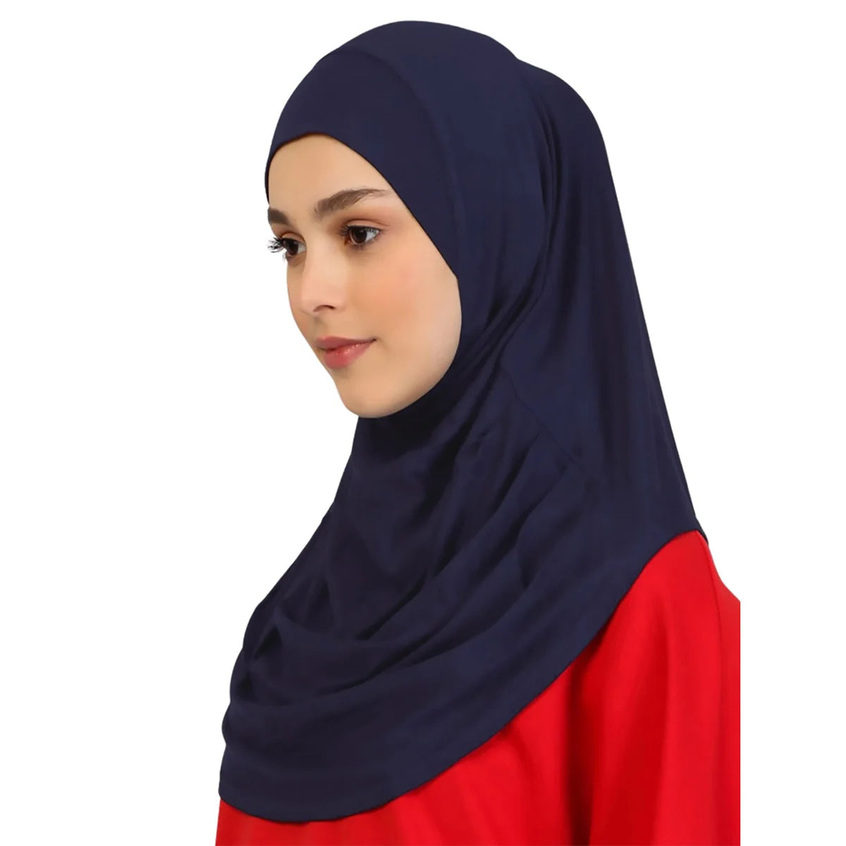 Eine Frau trägt einen marineblauen sofort einsatzbereiten Hijab mit einem roten Kleidungsstück darunter.