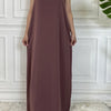 Langes, einfarbiges Mauve-Kaftankleid mit runder Ausschnitt und Ärmellosigkeit.