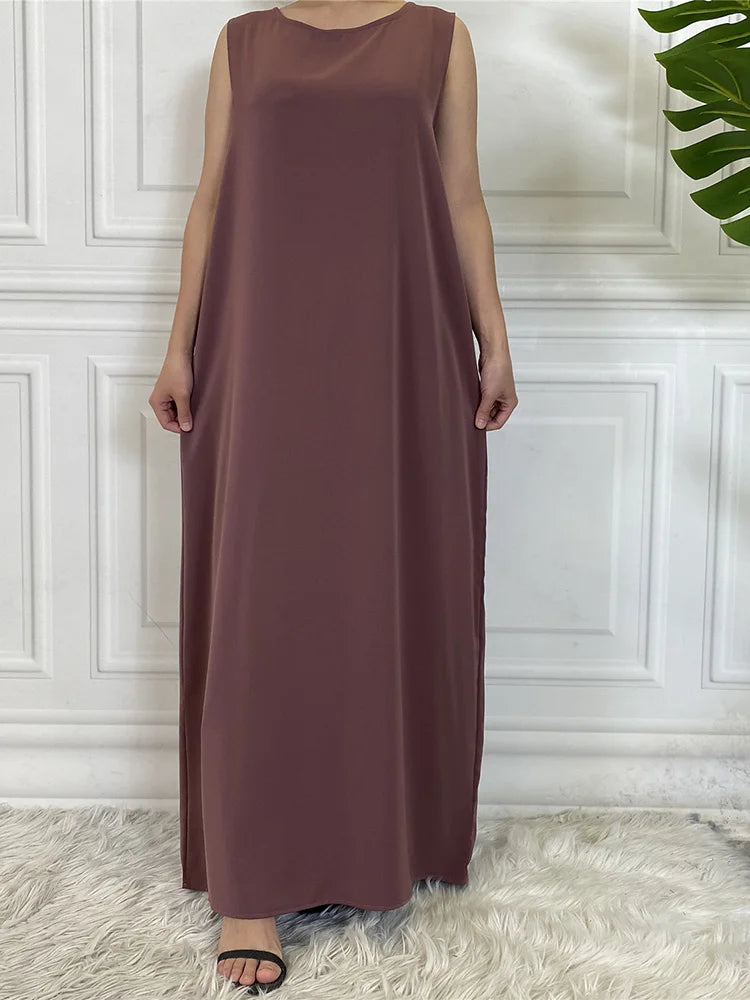 Langes, einfarbiges Mauve-Kaftankleid mit runder Ausschnitt und Ärmellosigkeit.