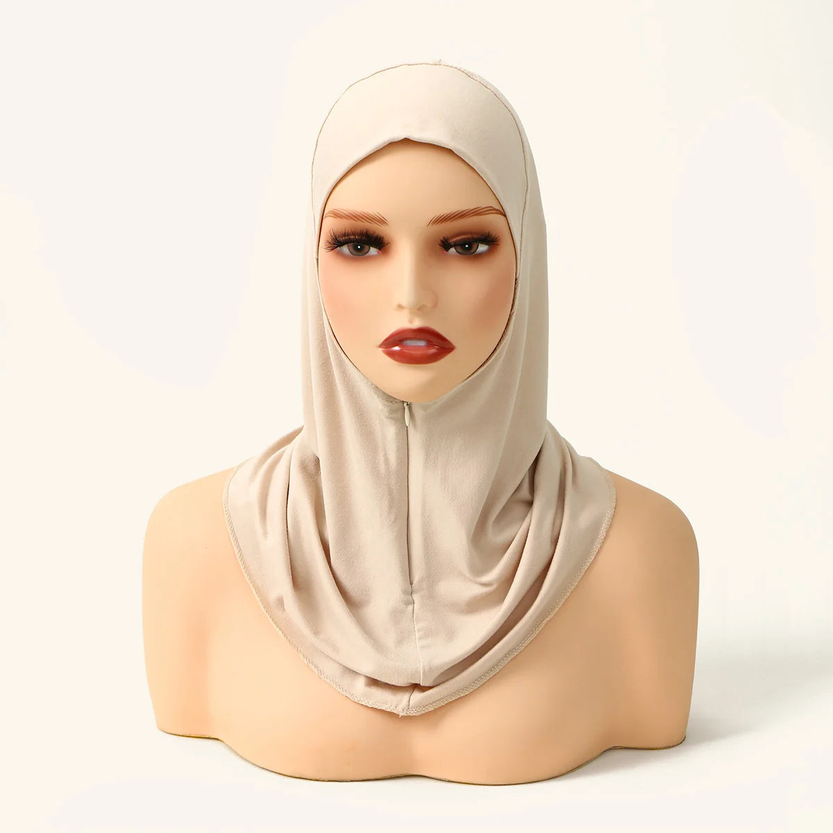 Beige Sofortfalten-Hijab auf einem Mannequin-Kopf.