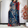Eine Frau trägt ein blau-rotes Blumenmuster-Sommerseiden-Abaya-Kaftankleid