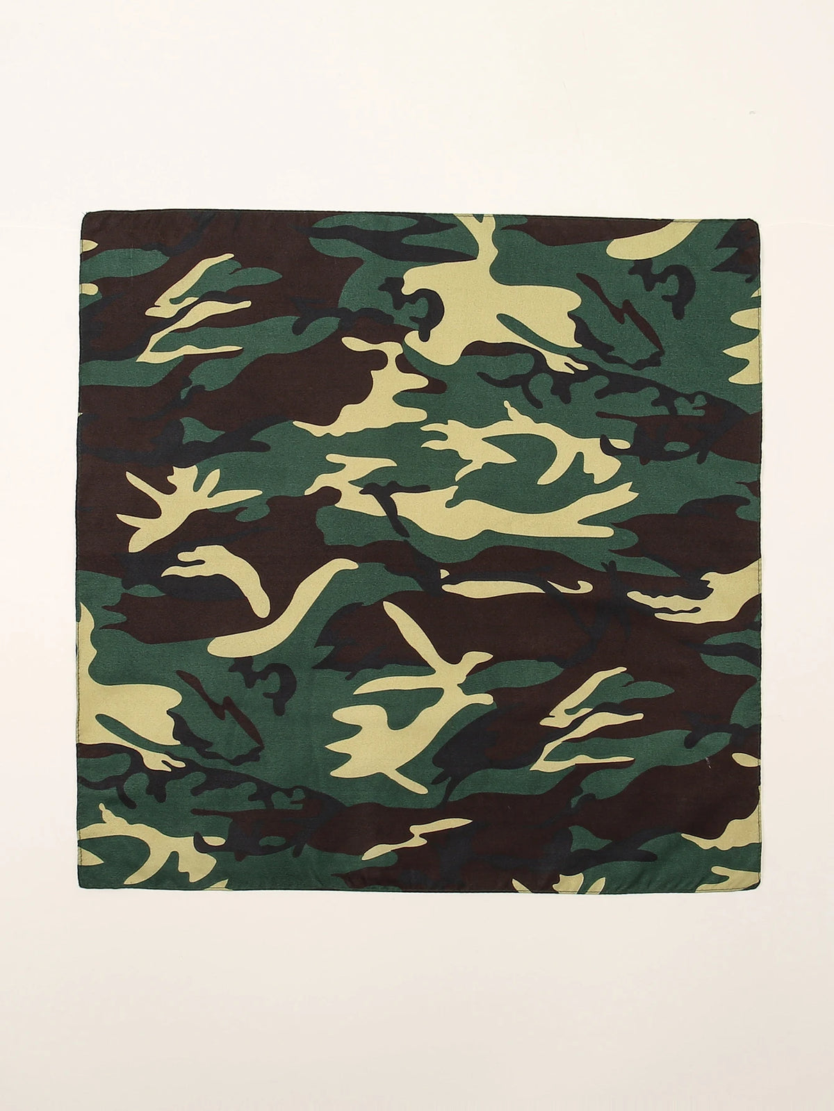 Écharpe ou bandana en coton à motif camouflage vert foncé et marron.