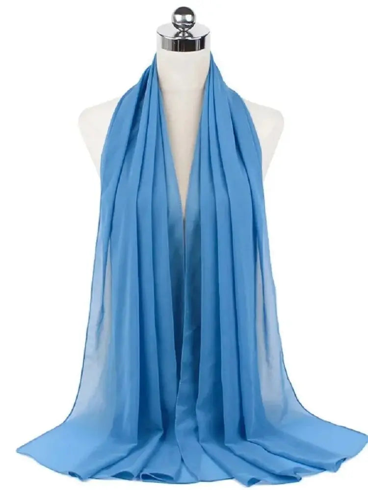 Helles blaues Chiffon-Hijab-Schal um den Hals einer Mannequin