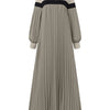 Une longue caftan vert olive à plis verticaux et à une bande horizontale sombre.