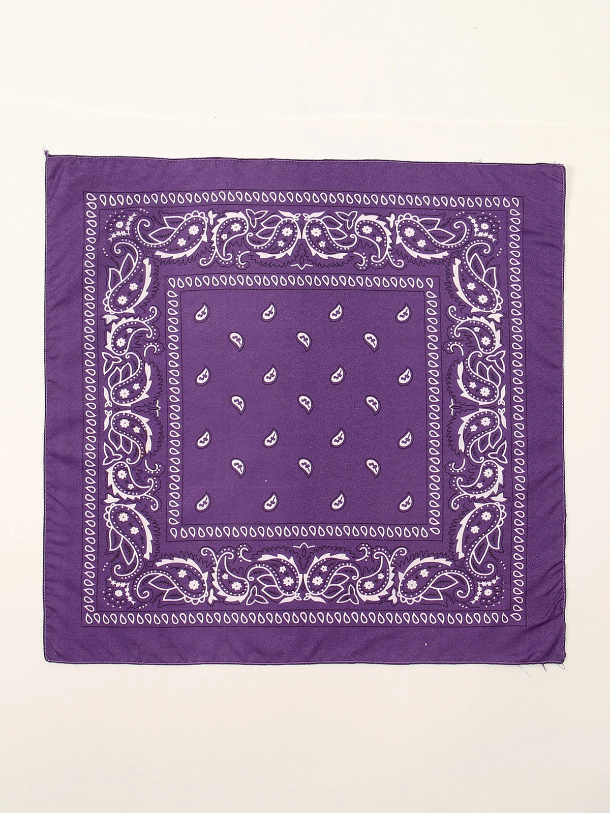 Écharpe de coton violette à motif paisley et floral blanc.