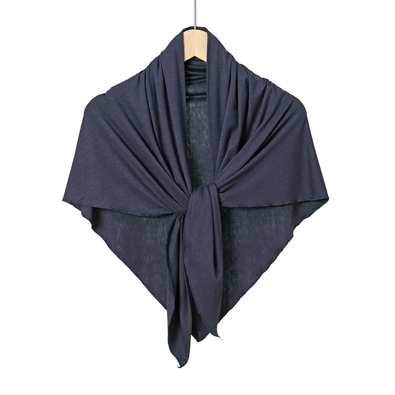 Écharpe hijab triangle bleu marine foncé nouée et exposée sur un cintre.