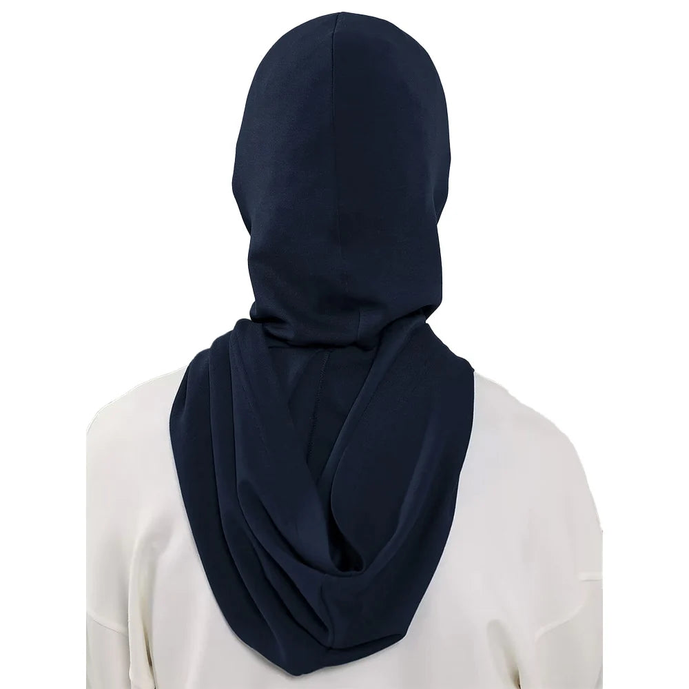 Bonnet hijab couvrant bleu marine porté par une personne.