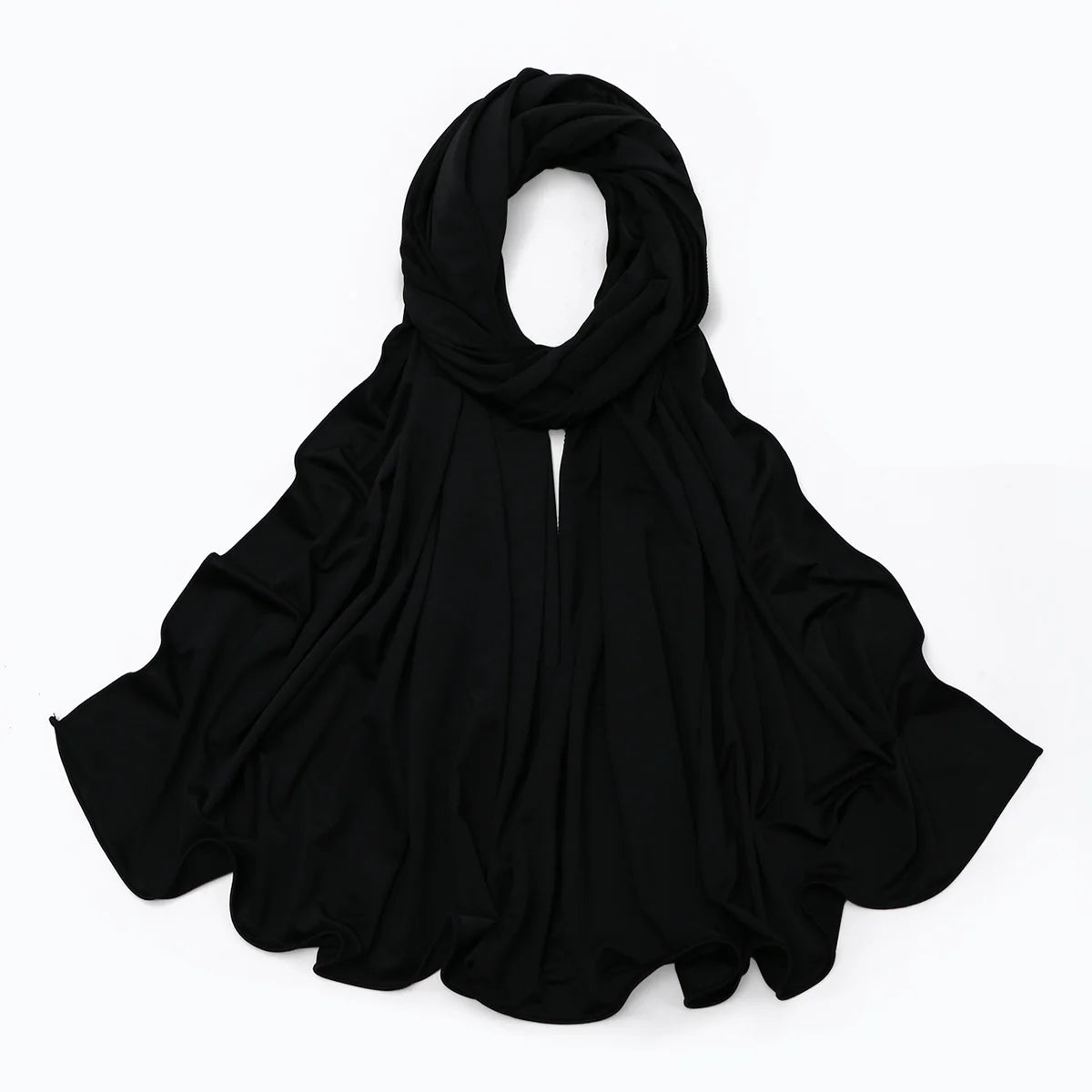 Pañuelo de chal líquido negro, doblado y drapeado.