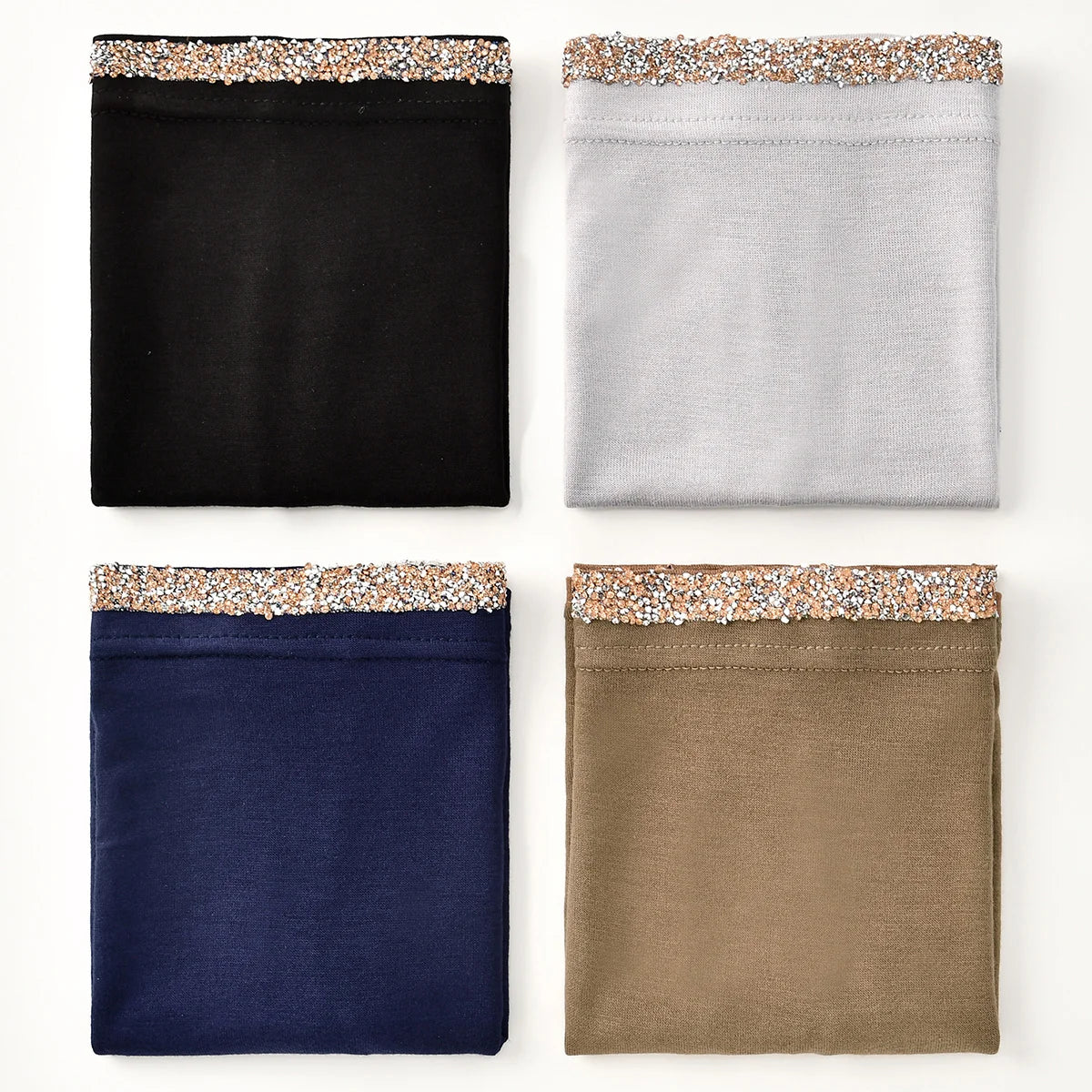 Tres bolsas de tela en negro, gris y verde oliva con ribetes brillantes.