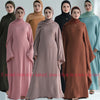 Cinco modelos femeninas vistiendo abayas de satén con alas y pañuelos