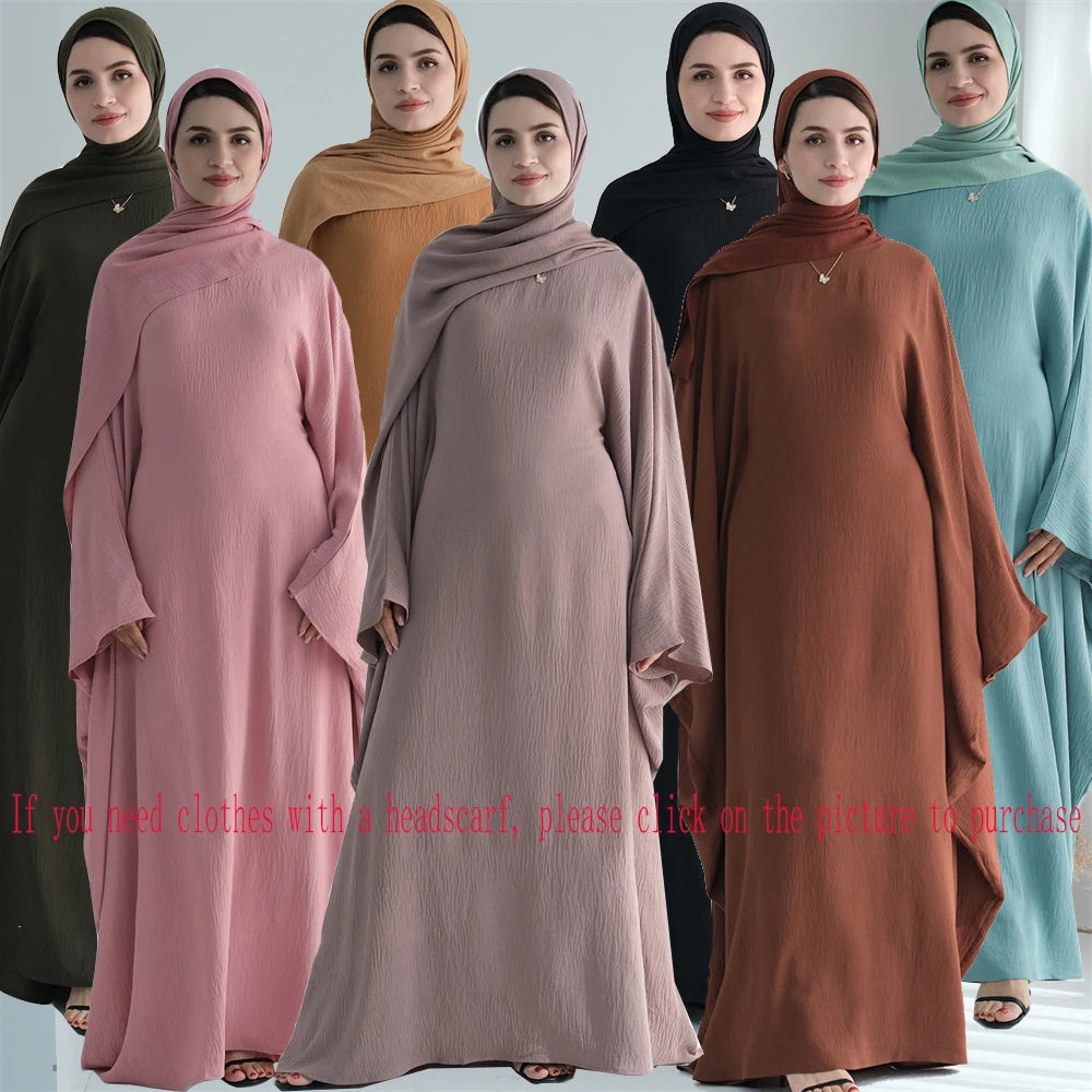 Cinco modelos femeninas vistiendo abayas de satén con alas y pañuelos