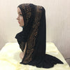 Une femme portant un élégant hijab noir avec des ornements en cristal doré.