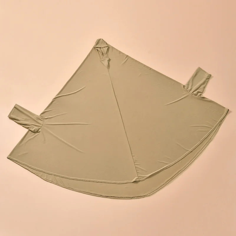 Beige elegante Baumwollabaya mit Ärmeln und Hijab, flach ausgelegt.