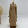 Beige elegante Langarm-Abaya auf einem Mannequin.