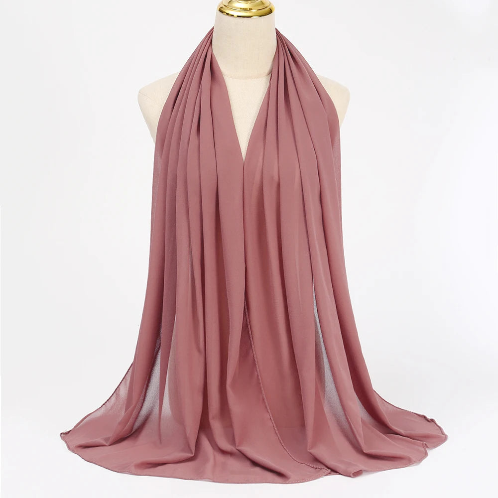 Mauve Chiffon-Hijab-Schal elegant auf einem Mannequin drapiert.
