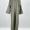 Langes, lockeres, olivgrünes Leinen-Kimono-Abaya auf einem Mannequin.