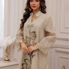 Eine Frau modelliert eine beige Abaya mit hellblauer Paillettenstickerei und goldenen Akzenten.
