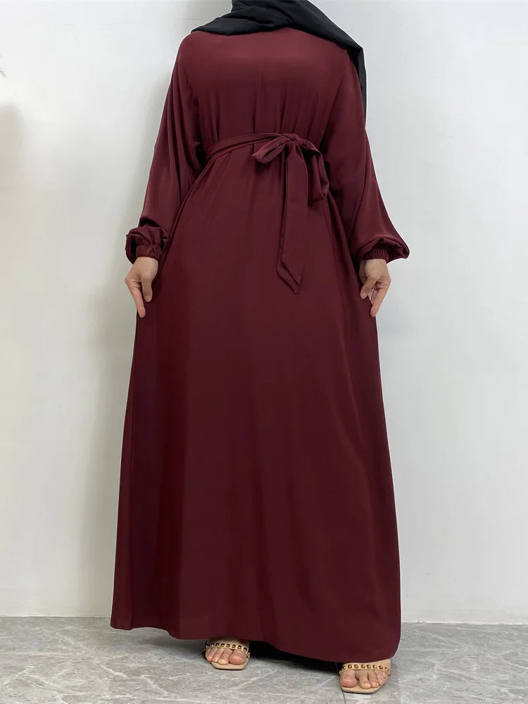 Maroon marokkaner Stil Kaftan Abaya einer Frau mit langen Ärmeln und einem gebundenen Bund
