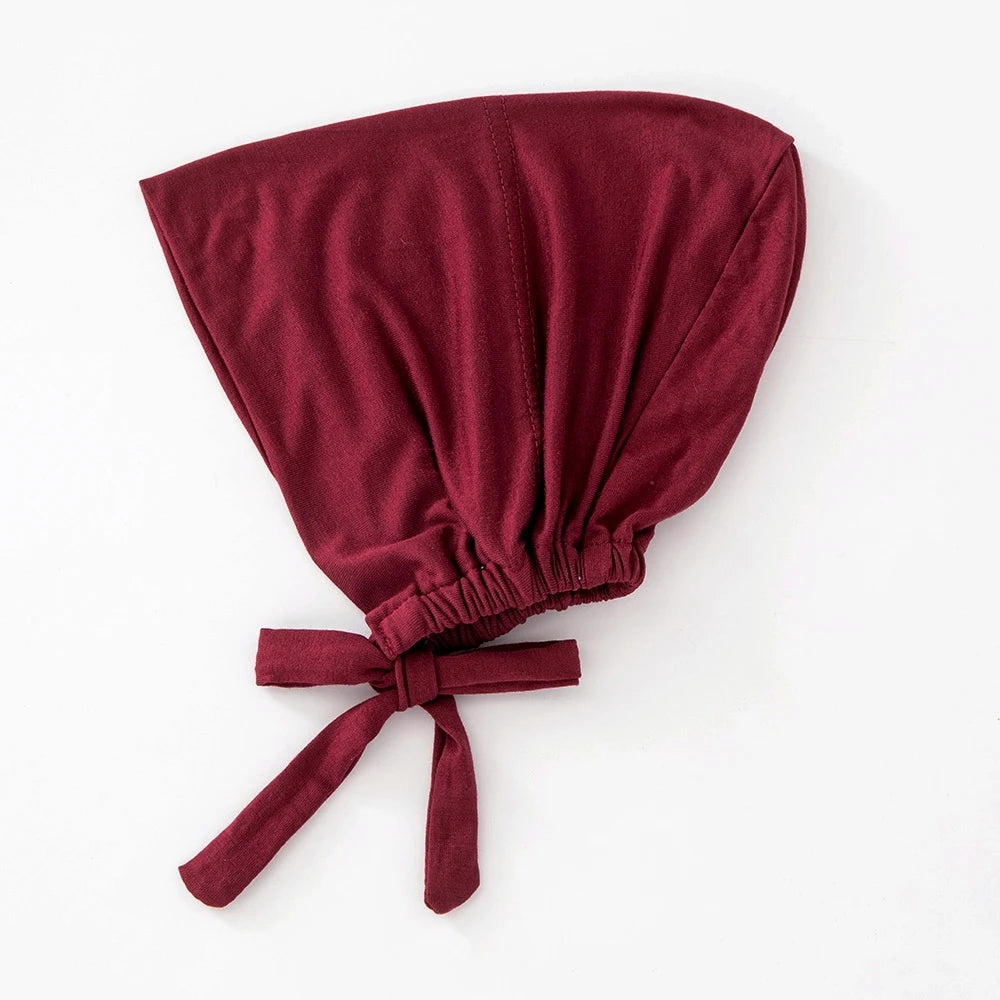 Tiefmaroniges inneres Hijab-Bonnet, gefaltet und mit einer passenden Stoffband.