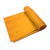 Gerollter, dehnbarer, orangefarbener Jersey-Turban als Kopfschleier.