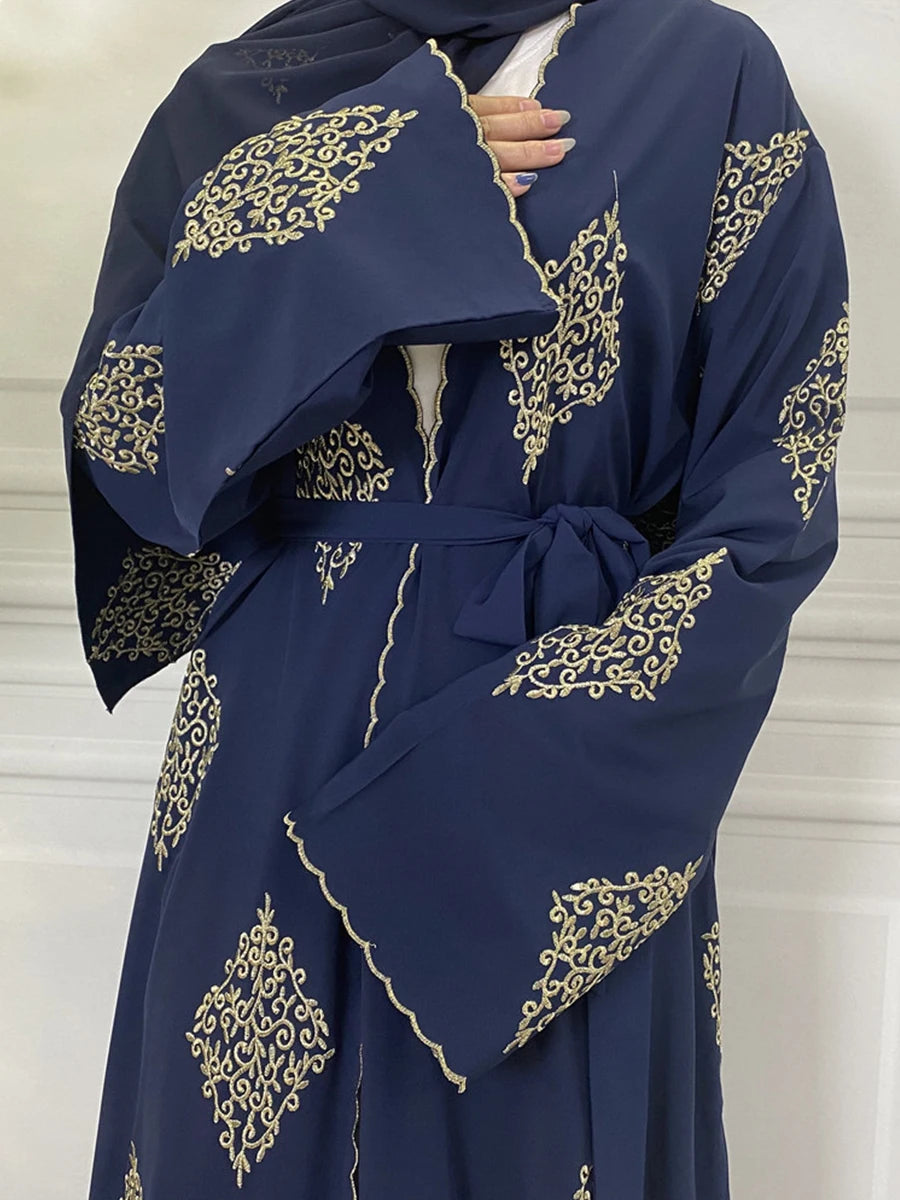Abaya kaftan islamique bleu foncé élégante avec broderies dorées sur les manches et le corps.