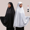 Eine Frau modelliert eine elegante schwarze, fließende Abaya mit passender Hijab vor hellem Hintergrund.