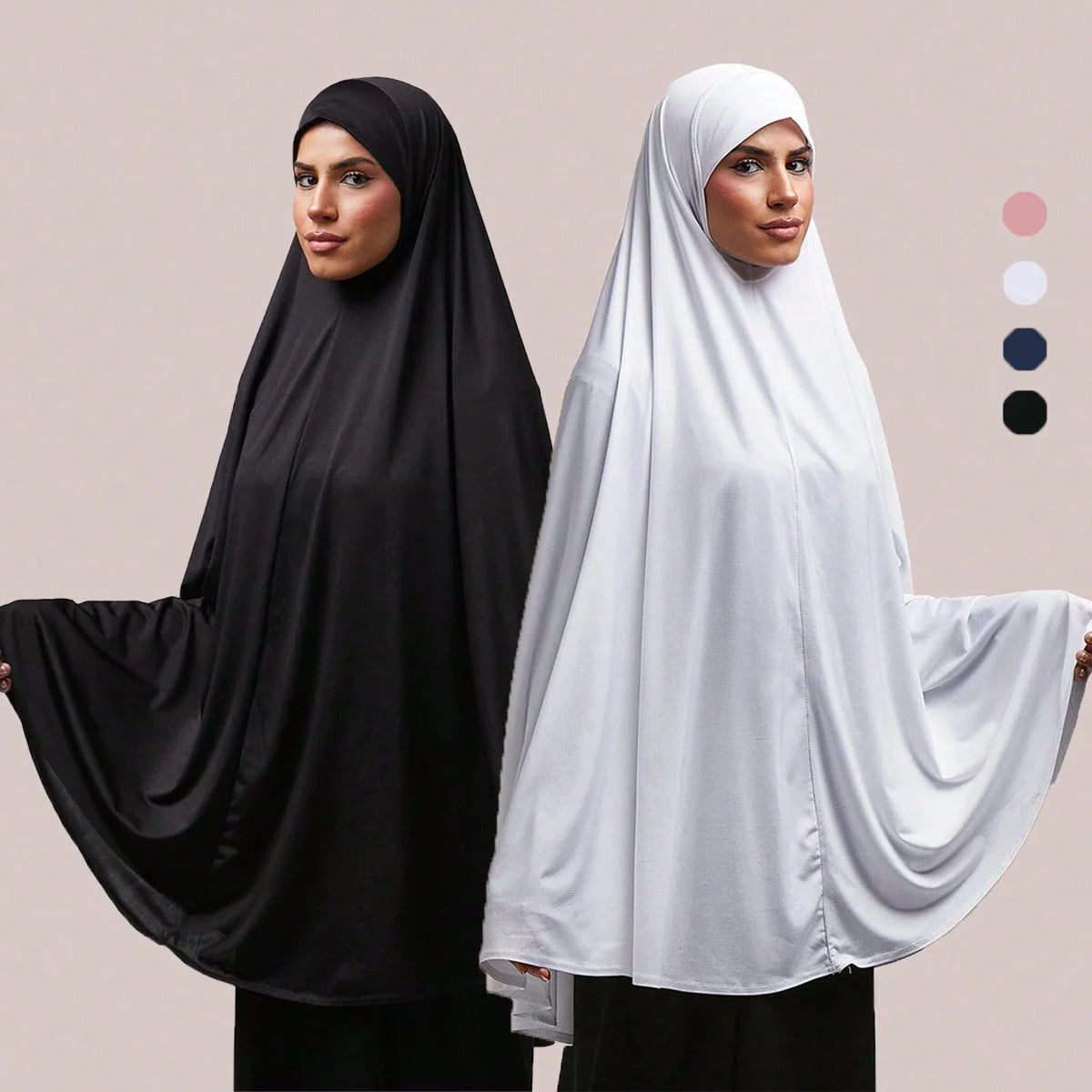 Eine Frau modelliert eine elegante schwarze, fließende Abaya mit passender Hijab vor hellem Hintergrund.