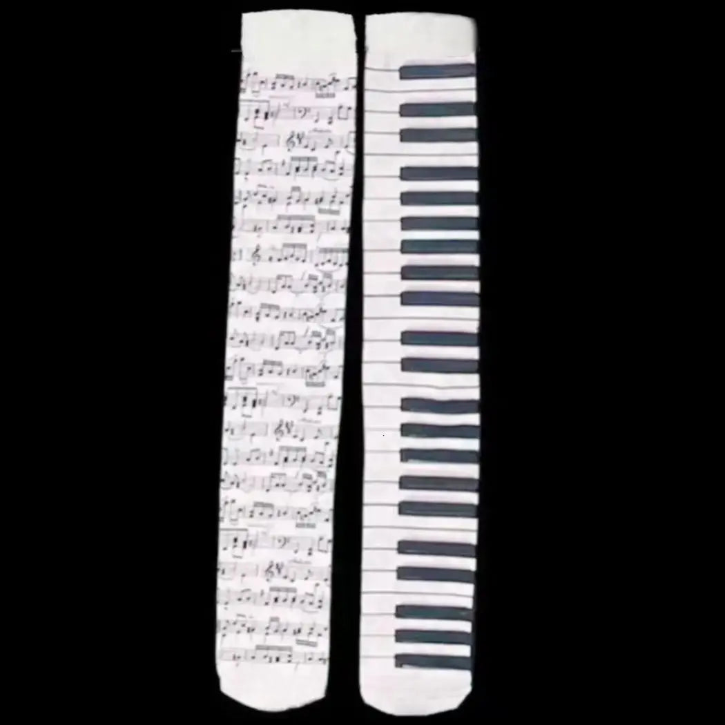 Ein Paar weiße Socken mit einem schwarzen Musikstaf-Print über dem Knie.