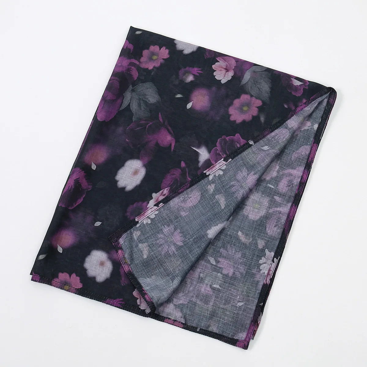 Dunkelflorales Hijab-Schal mit Violett- und Rosatönen auf schwarzem Hintergrund.