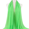 Helles limettengrünes Chiffon-Hijab-Tuch auf einem Mannequin.