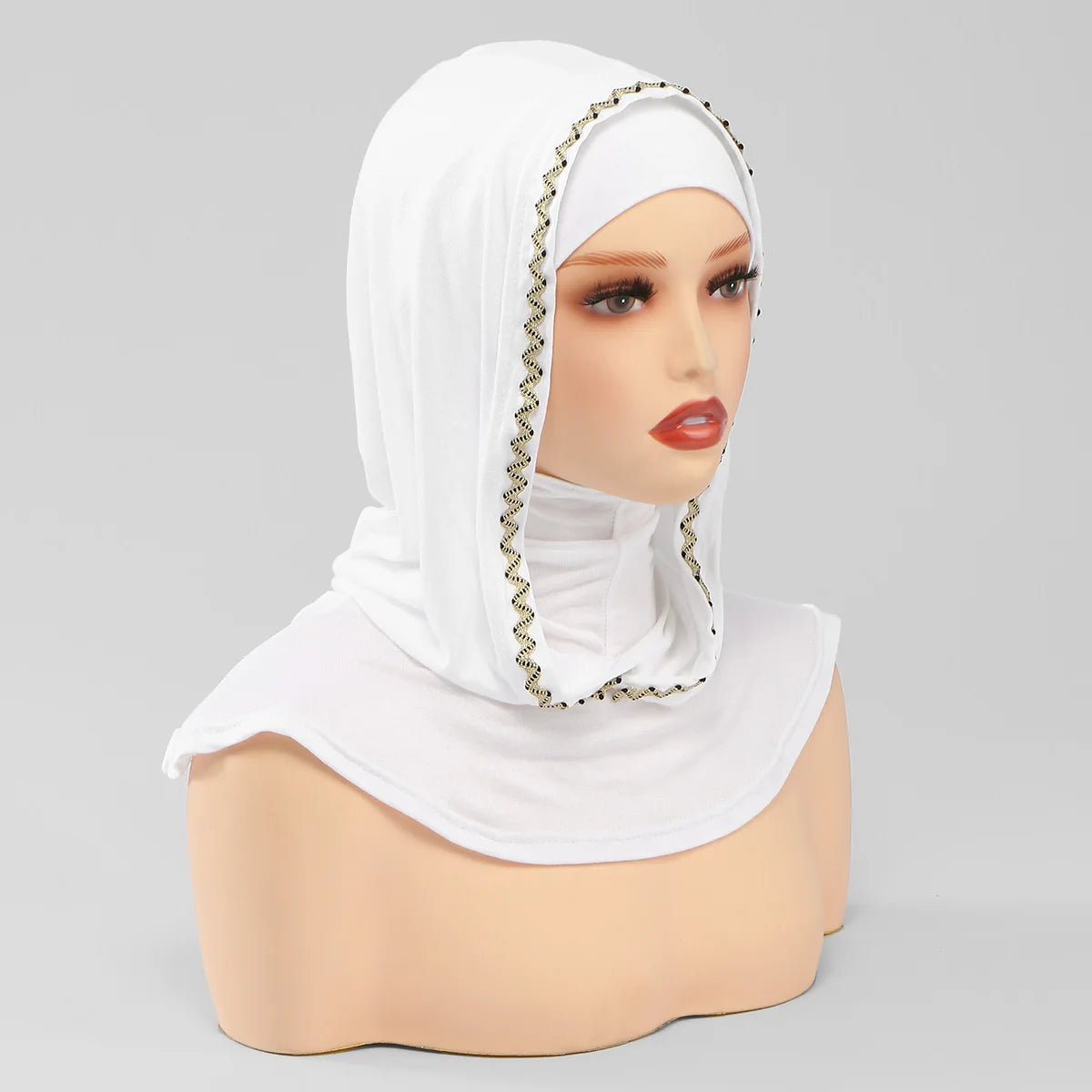Bonnet hijab instant double couche blanc porté par un mannequin.
