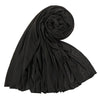 Un foulard hijab en jersey de coton noir et élégant, roulé et drapé, montrant sa texture douce.
