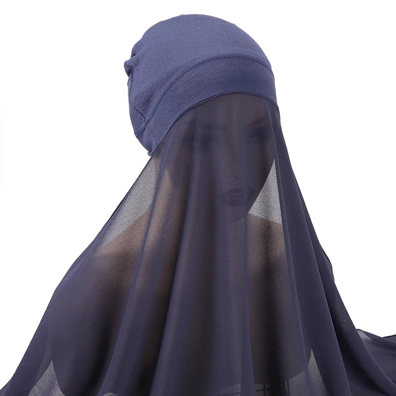 Pañuelo y chal instantáneo azul oscuro, drapeado sobre la cabeza.