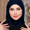 Eine Frau trägt einen marineblauen sofort einsatzbereiten Jersey-Hijab und schwarze Kleidung.