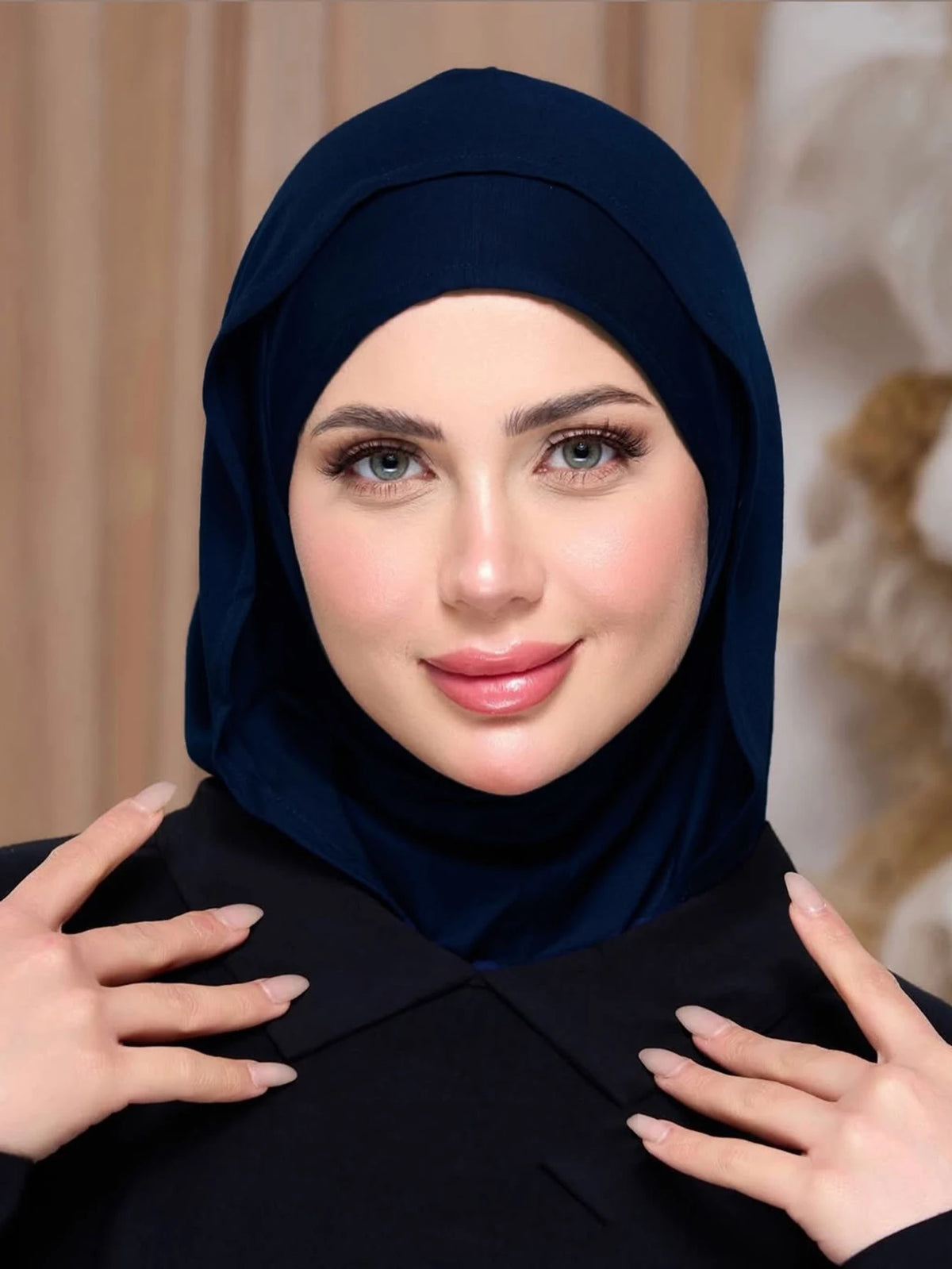 Eine Frau trägt einen marineblauen sofort einsatzbereiten Jersey-Hijab und schwarze Kleidung.