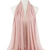 Ein weicher rosa Chiffon-Hijabschal elegant auf einem Mannequin drapiert.