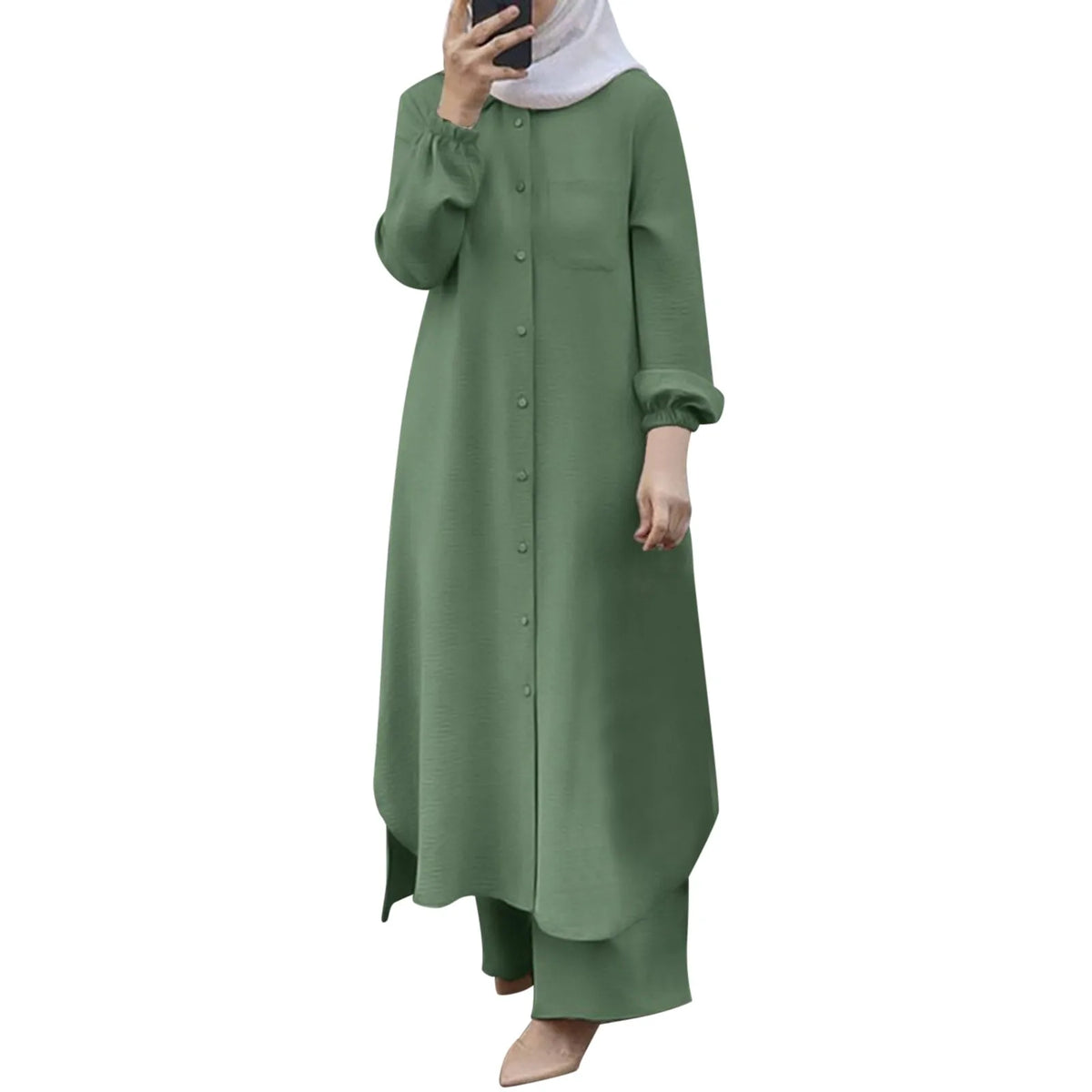Una mujer vistiendo un vestido abaya largo color verde oliva con mangas largas y una blusa de color claro.