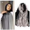 Modell trägt einen grauen Ramanda Bamboo Modal Rayon Schal-Hijab, Nahaufnahme.