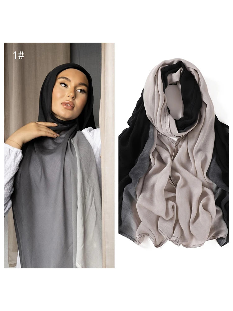 Modell trägt einen grauen Ramanda Bamboo Modal Rayon Schal-Hijab, Nahaufnahme.