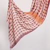 Fließender Schal oder Hijab mit kariertem Patchworkmuster in Rosa-, Orange- und Mauve-Tönen.