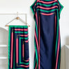 Marineblaue Seidenkaftan mit vertikalen Streifen in rot, weiß und grün.
